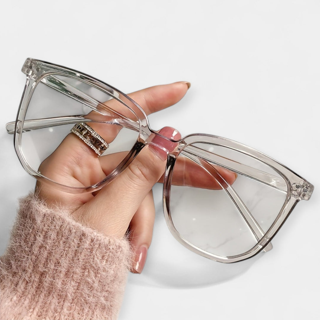 Sinised ruudukujulised valgusprillid stiilseks kaitseks.