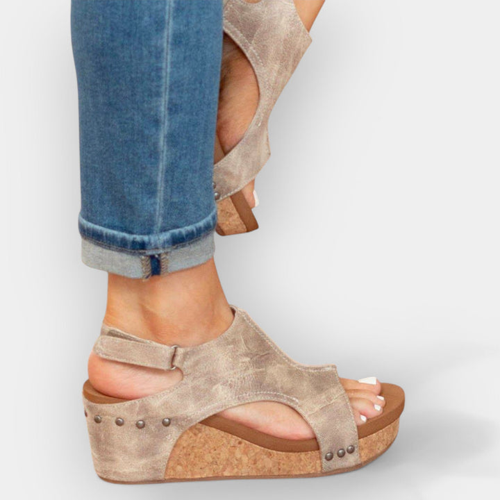 Platvormisandaalid mugavuse ja stiili jaoks.