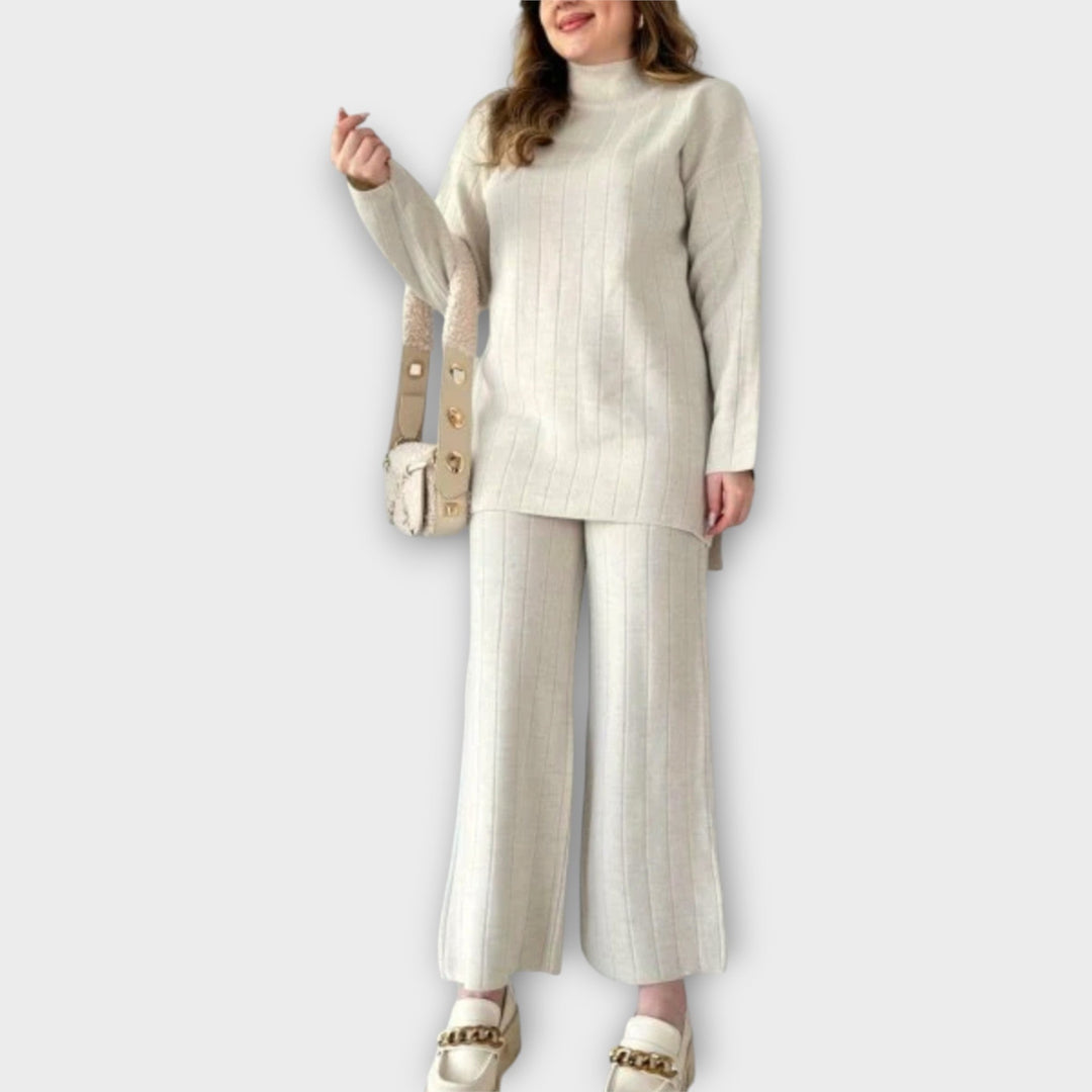 Kootud lahtise lõikega komplekt mugavuseks ja stiiliks.