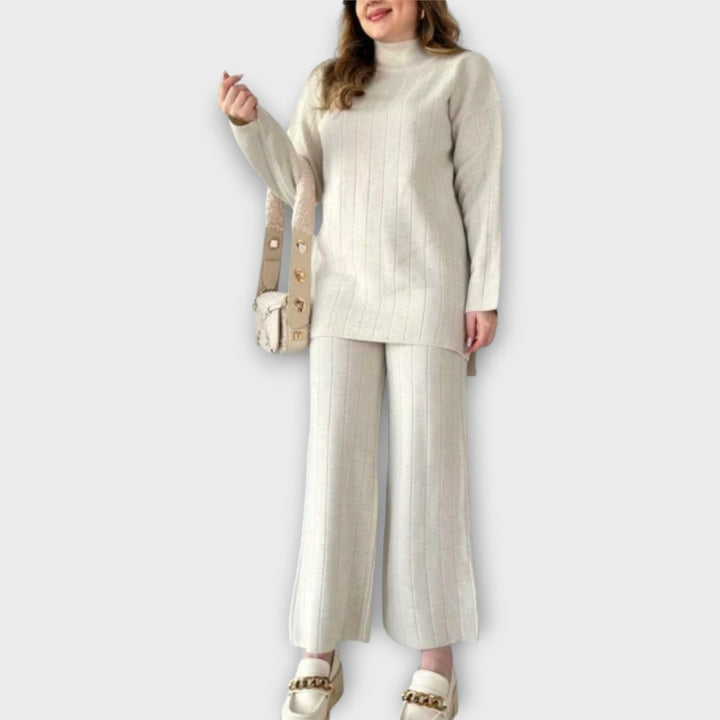 Kootud lahtise lõikega komplekt mugavuseks ja stiiliks.