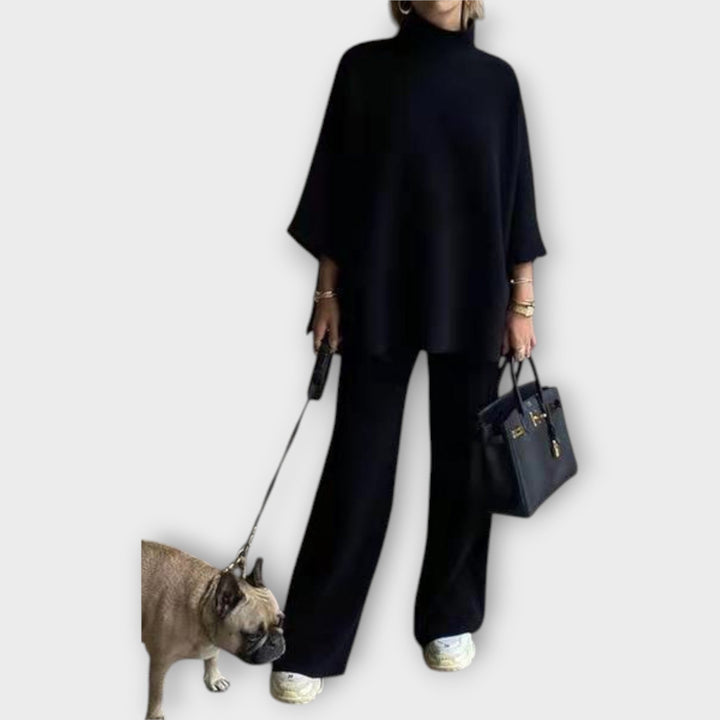 Kootud pluus kõrge kaelusega ja lahtise joonega