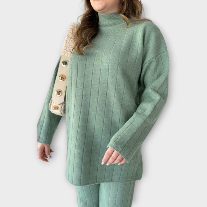 Kootud lahtise lõikega komplekt mugavuseks ja stiiliks.