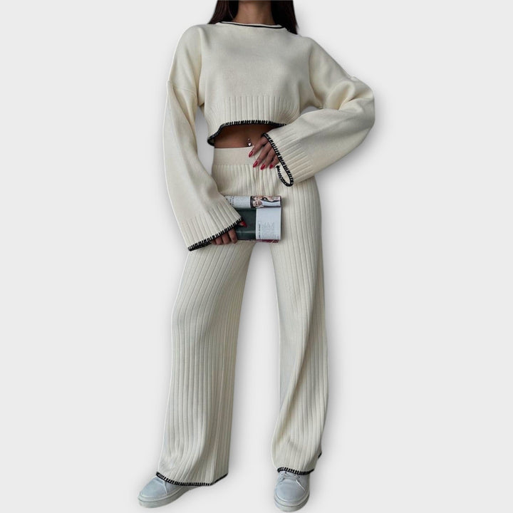 Kootud komplekt lühikese pluusi ja elegantsete detailidega.