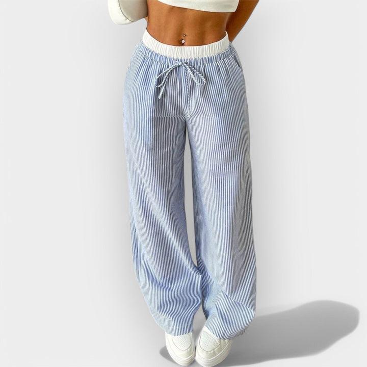 Triibulised püksid laia lõikega mugavuseks.