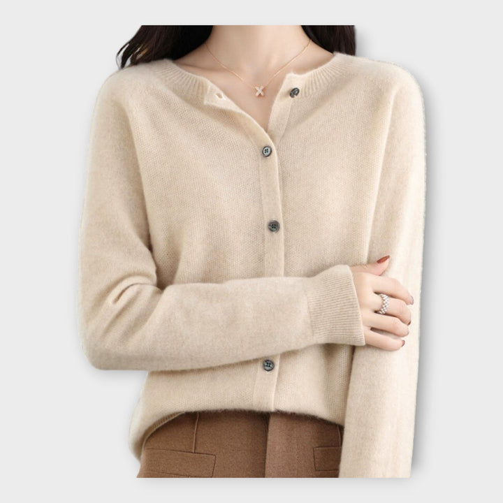 Elegantne nööpidega kardigan - stiilne ja mugav valik.