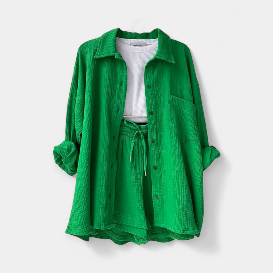 Kahevärviline suvine topikomplekt ja lühikesed püksid.