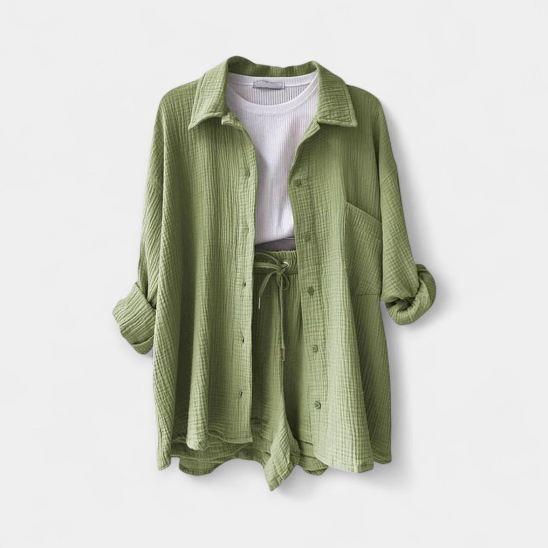 Kahevärviline suvine topikomplekt ja lühikesed püksid.