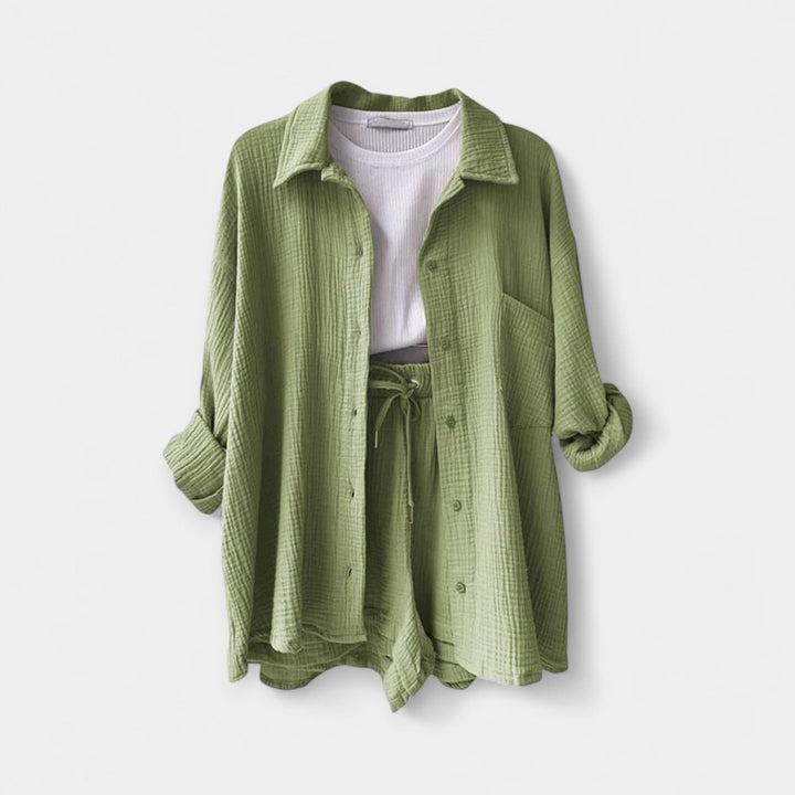 Kahevärviline suvine topikomplekt ja lühikesed püksid.