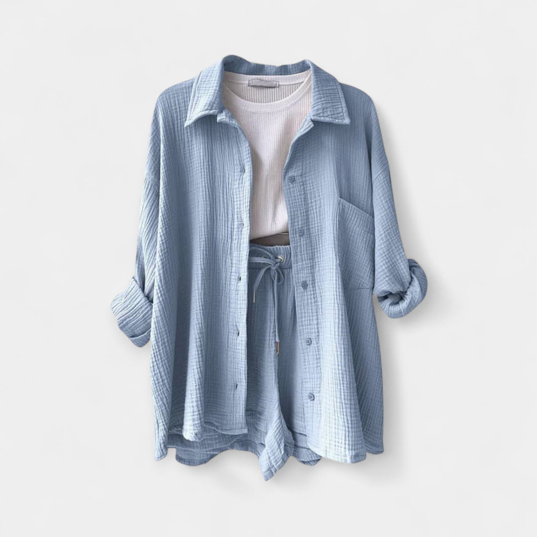 Kahevärviline suvine topikomplekt ja lühikesed püksid.