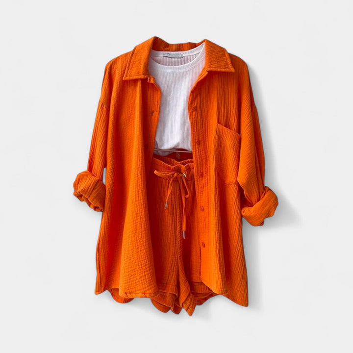 Kahevärviline suvine topikomplekt ja lühikesed püksid.