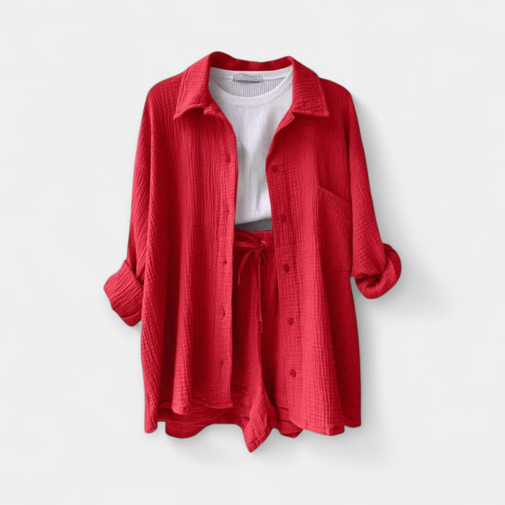 Kahevärviline suvine topikomplekt ja lühikesed püksid.