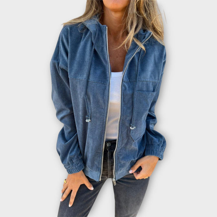 Kapuutsiga lukuga jope mugavuseks ja soojuseks.