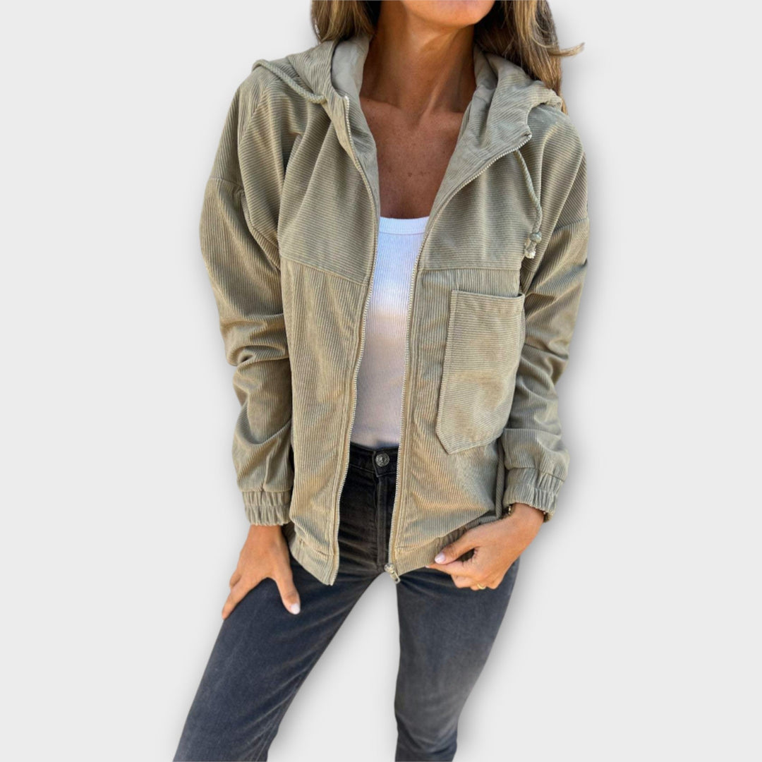 Kapuutsiga lukuga jope mugavuseks ja soojuseks.