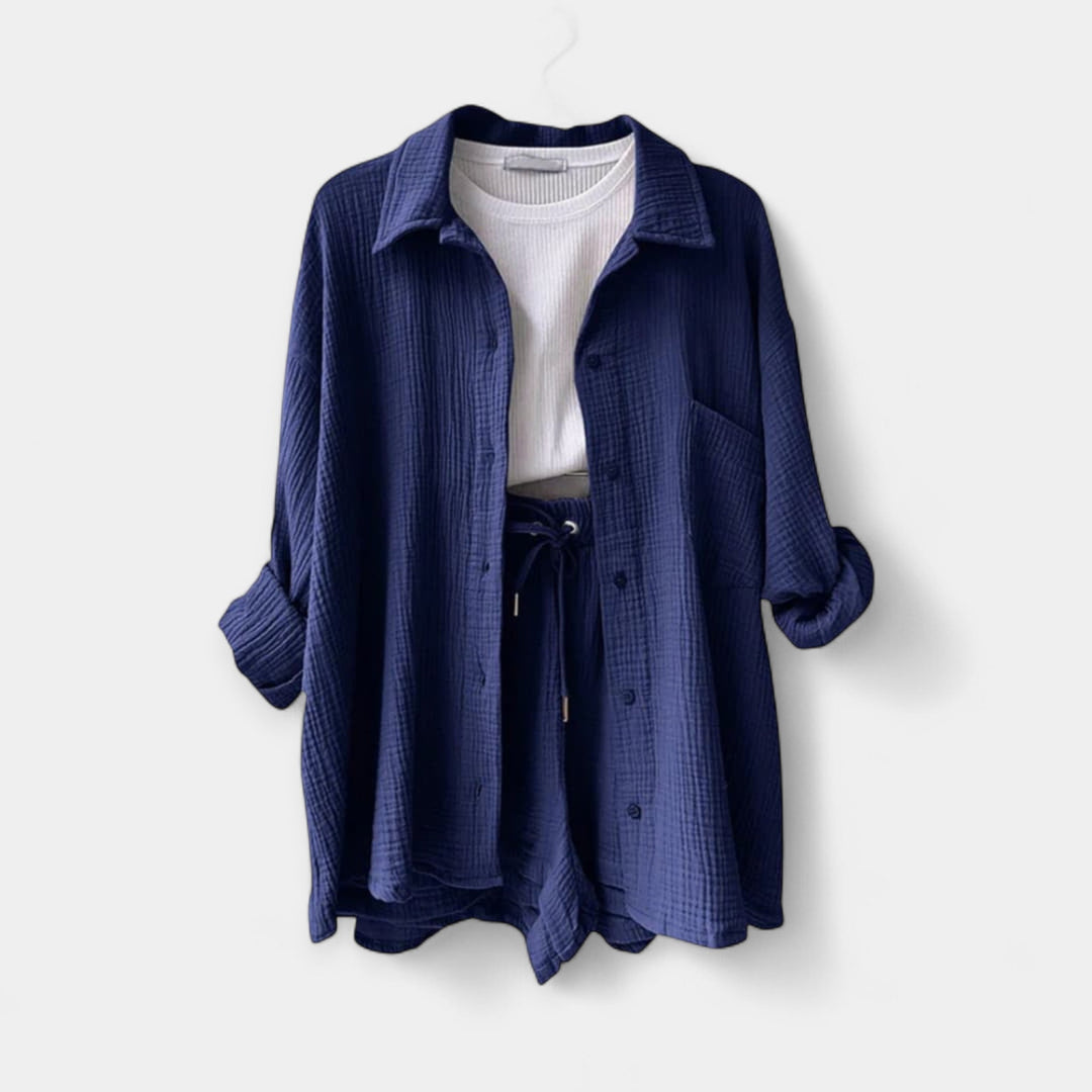 Kahevärviline suvine topikomplekt ja lühikesed püksid.