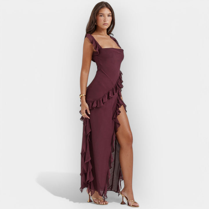 Lühike kleit lõhiku ja volangidega.