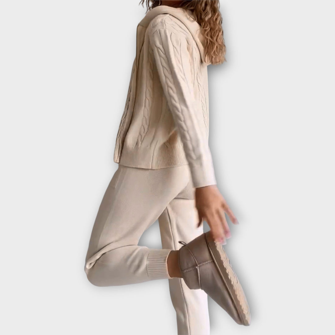 Kootud komplekt kapuutsi ja kardiganiga - soe ja mugav.