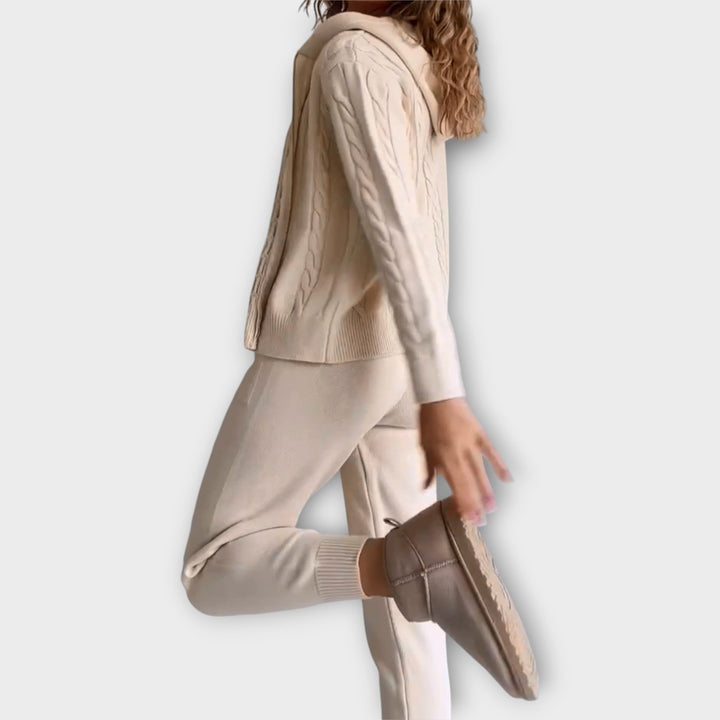 Kootud komplekt kapuutsi ja kardiganiga - soe ja mugav.