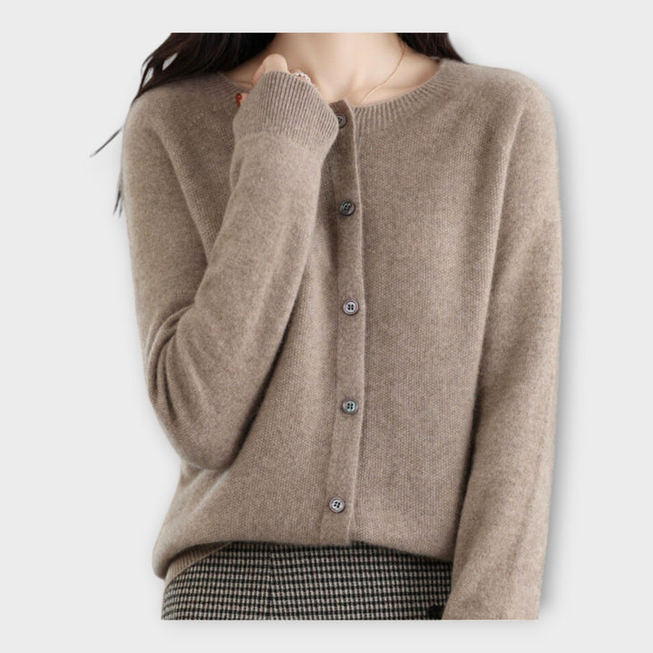 Elegantne nööpidega kardigan - stiilne ja mugav valik.