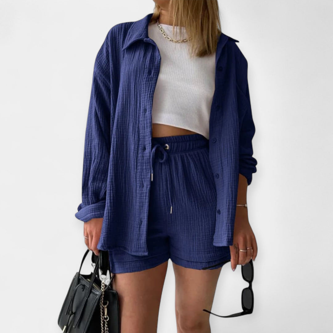 Kahevärviline suvine topikomplekt ja lühikesed püksid.