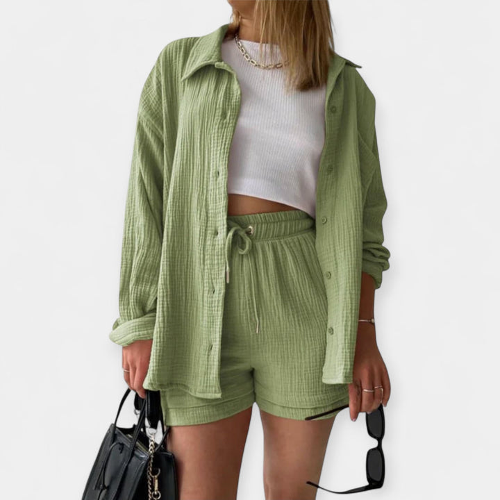 Kahevärviline suvine topikomplekt ja lühikesed püksid.