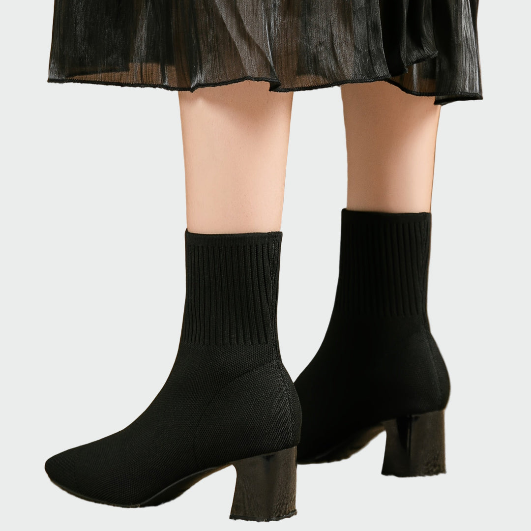 Kootud ortopeedilised saapad mugavuse ja toe jaoks.