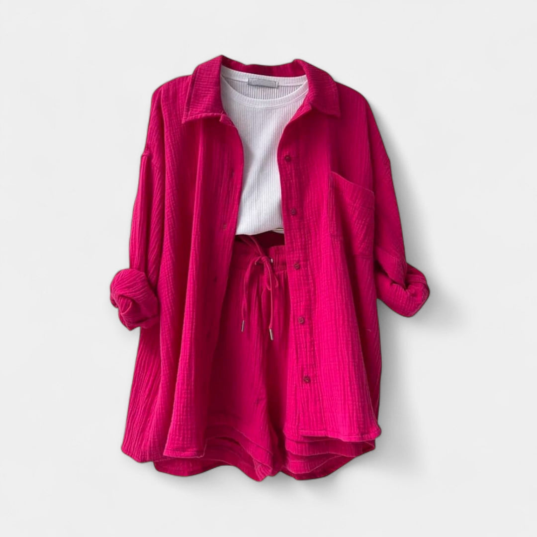 Kahevärviline suvine topikomplekt ja lühikesed püksid.