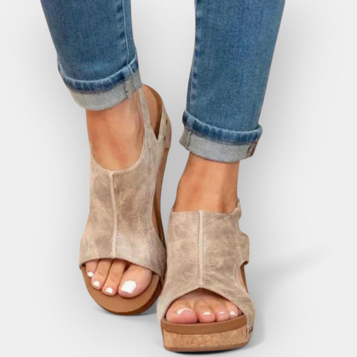 Platvormisandaalid mugavuse ja stiili jaoks.