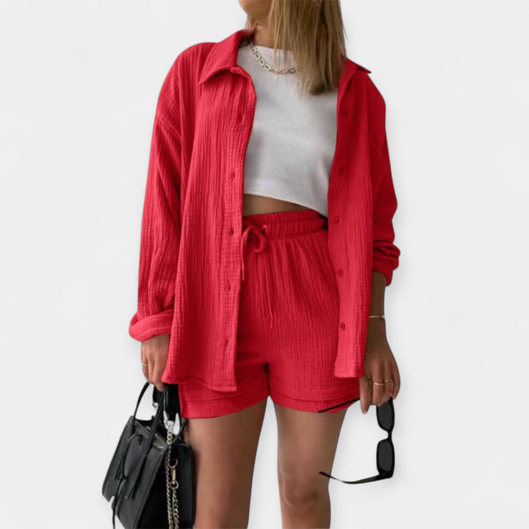 Kahevärviline suvine topikomplekt ja lühikesed püksid.