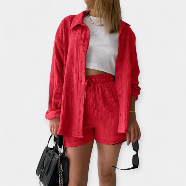 Kahevärviline suvine topikomplekt ja lühikesed püksid.