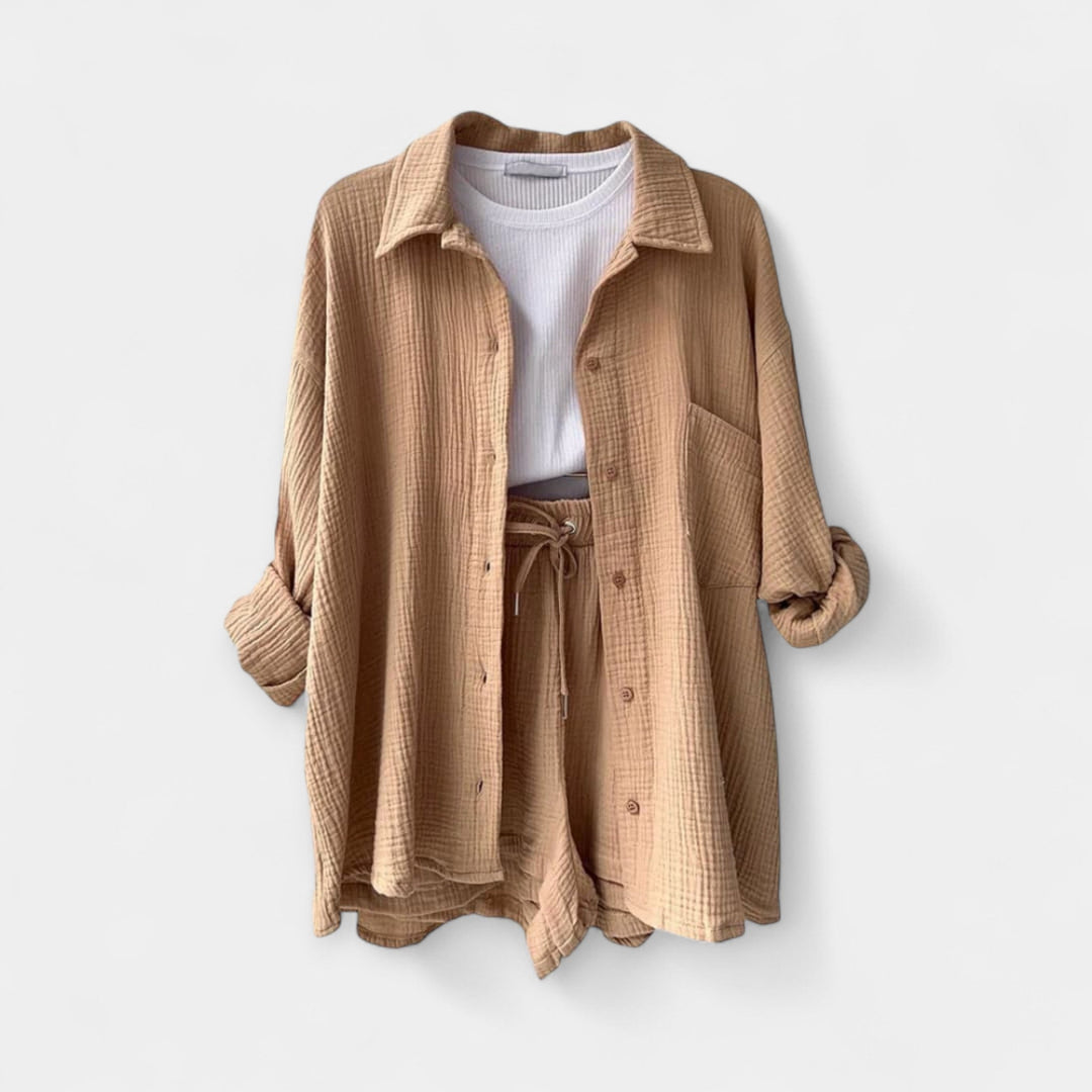 Kahevärviline suvine topikomplekt ja lühikesed püksid.