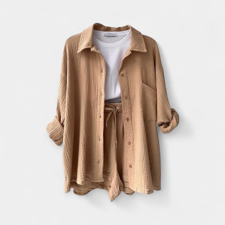 Kahevärviline suvine topikomplekt ja lühikesed püksid.