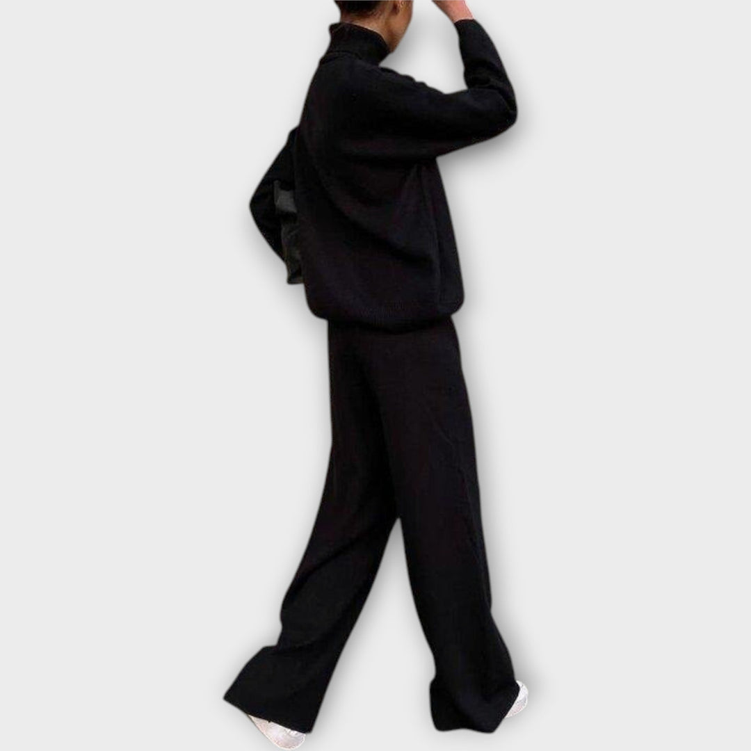 Kootud komplekt kõrge kaelusega ja pükstega - mugavus ja stiil.