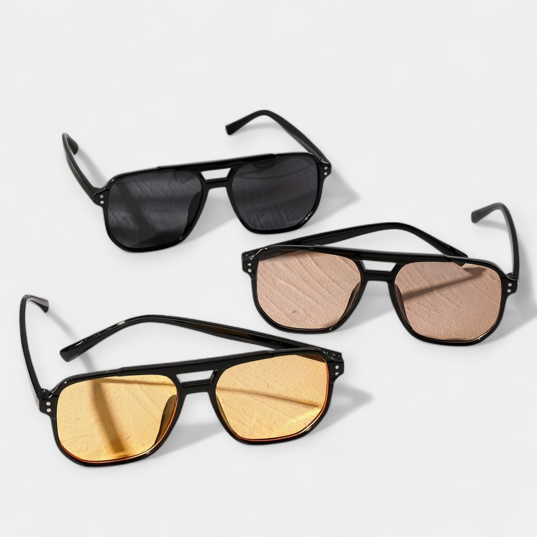 Ruudukujulised prillid neetidega ja stiilne välimus