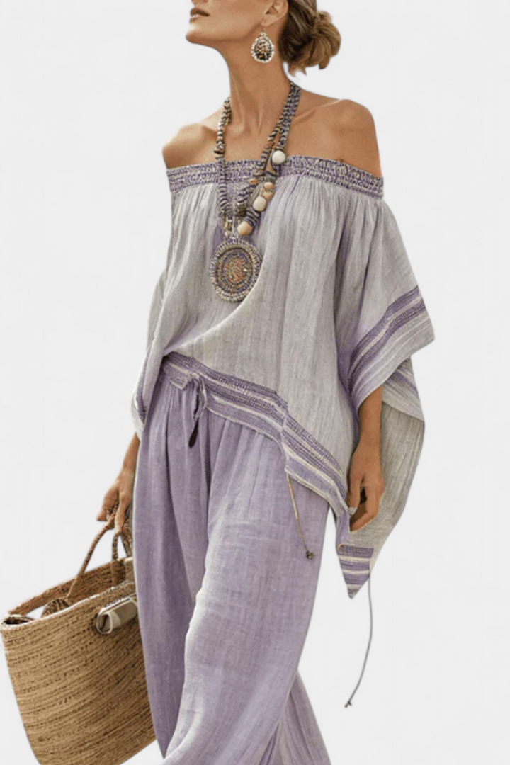 Triibuline bambusest koduriietus avatud õlgadega elegantsiks.