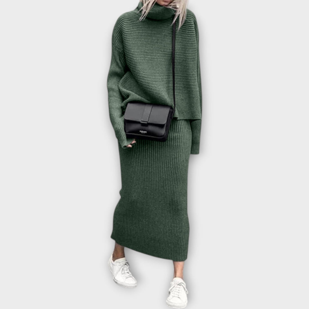 Kootud komplekt kõrge kaelusega ja seelikuga.