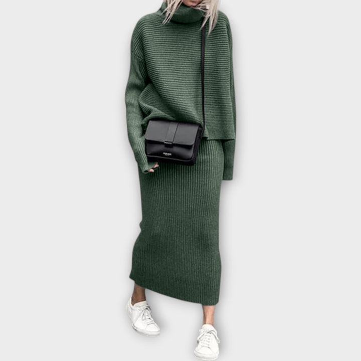 Kootud komplekt kõrge kaelusega ja seelikuga.