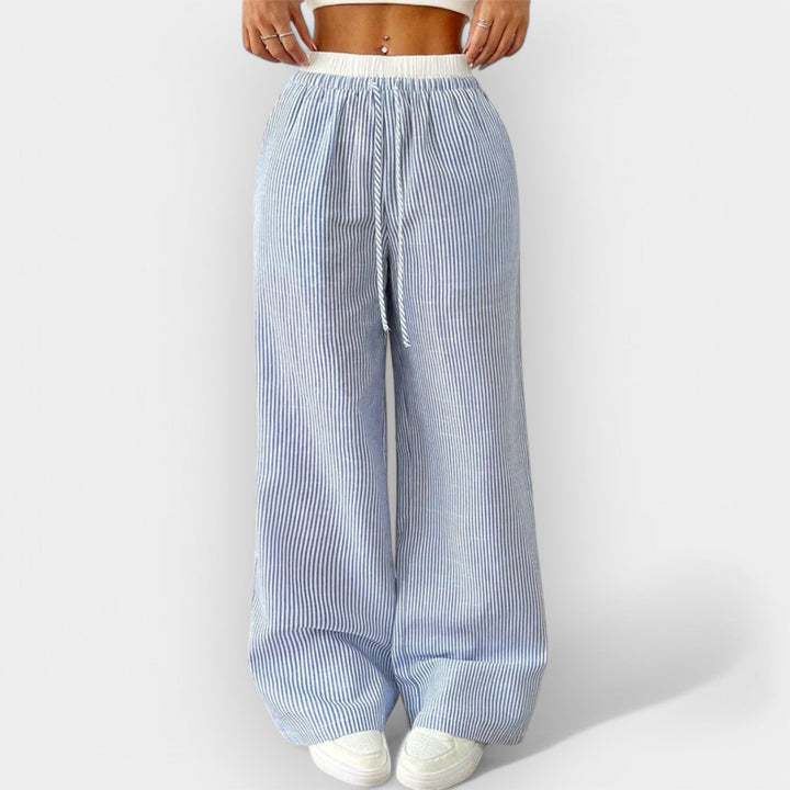 Triibulised püksid laia lõikega mugavuseks.