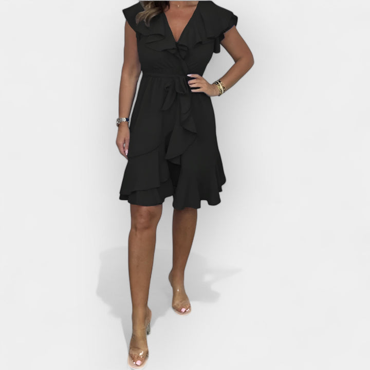 Elegantne kleit naiseliku silueti rõhutamiseks