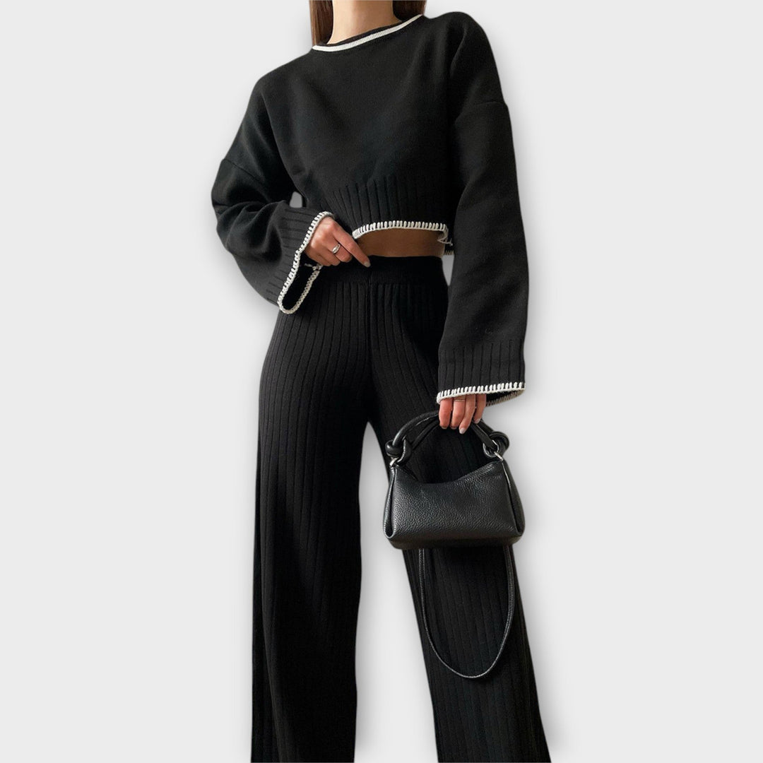 Kootud komplekt lühikese pluusi ja elegantsete detailidega.