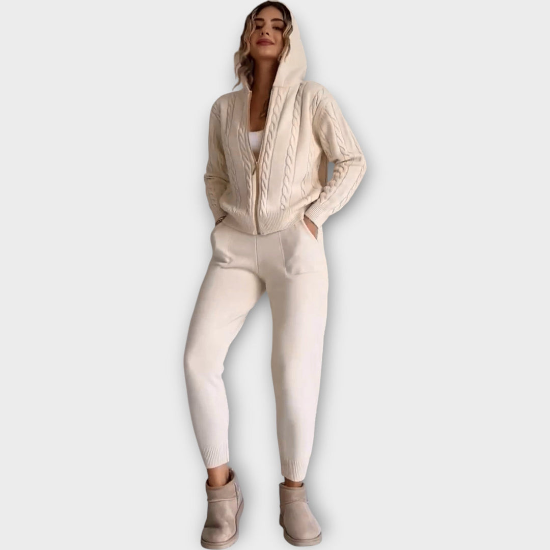 Kootud komplekt kapuutsi ja kardiganiga - soe ja mugav.