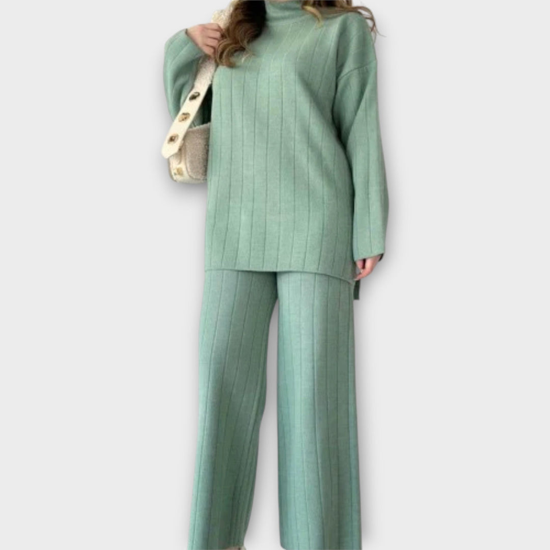 Kootud lahtise lõikega komplekt mugavuseks ja stiiliks.