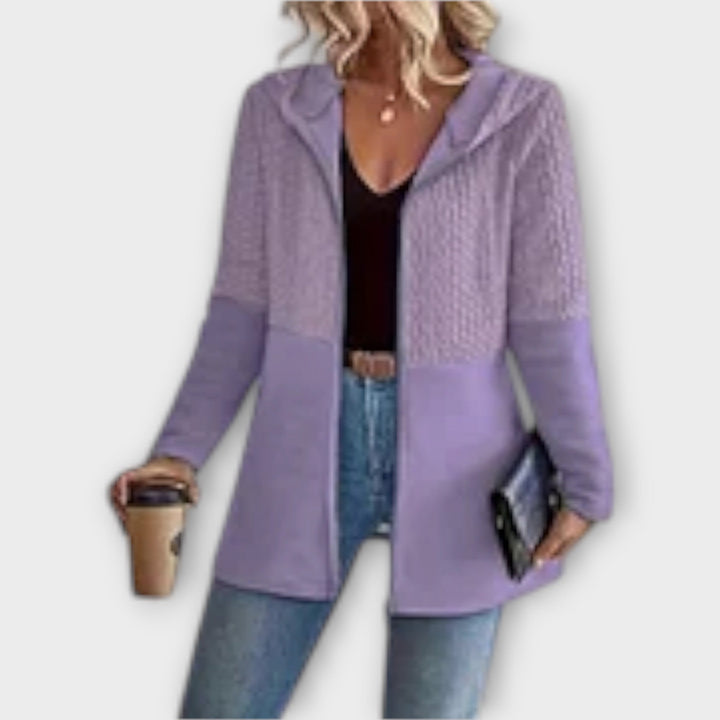 Stiilne kapuutsiga jakk modernsete detailidega.