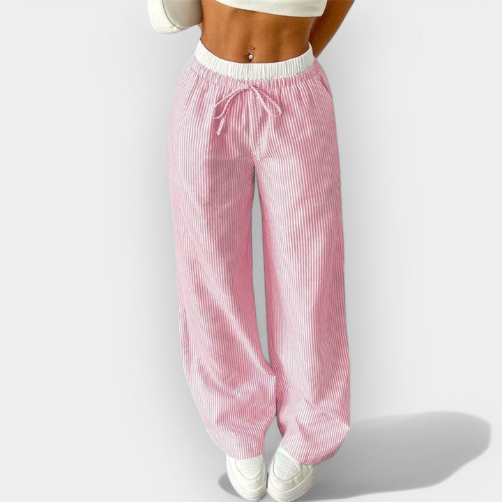 Triibulised püksid laia lõikega mugavuseks.