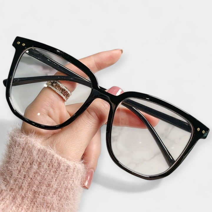 Sinised ruudukujulised valgusprillid stiilseks kaitseks.