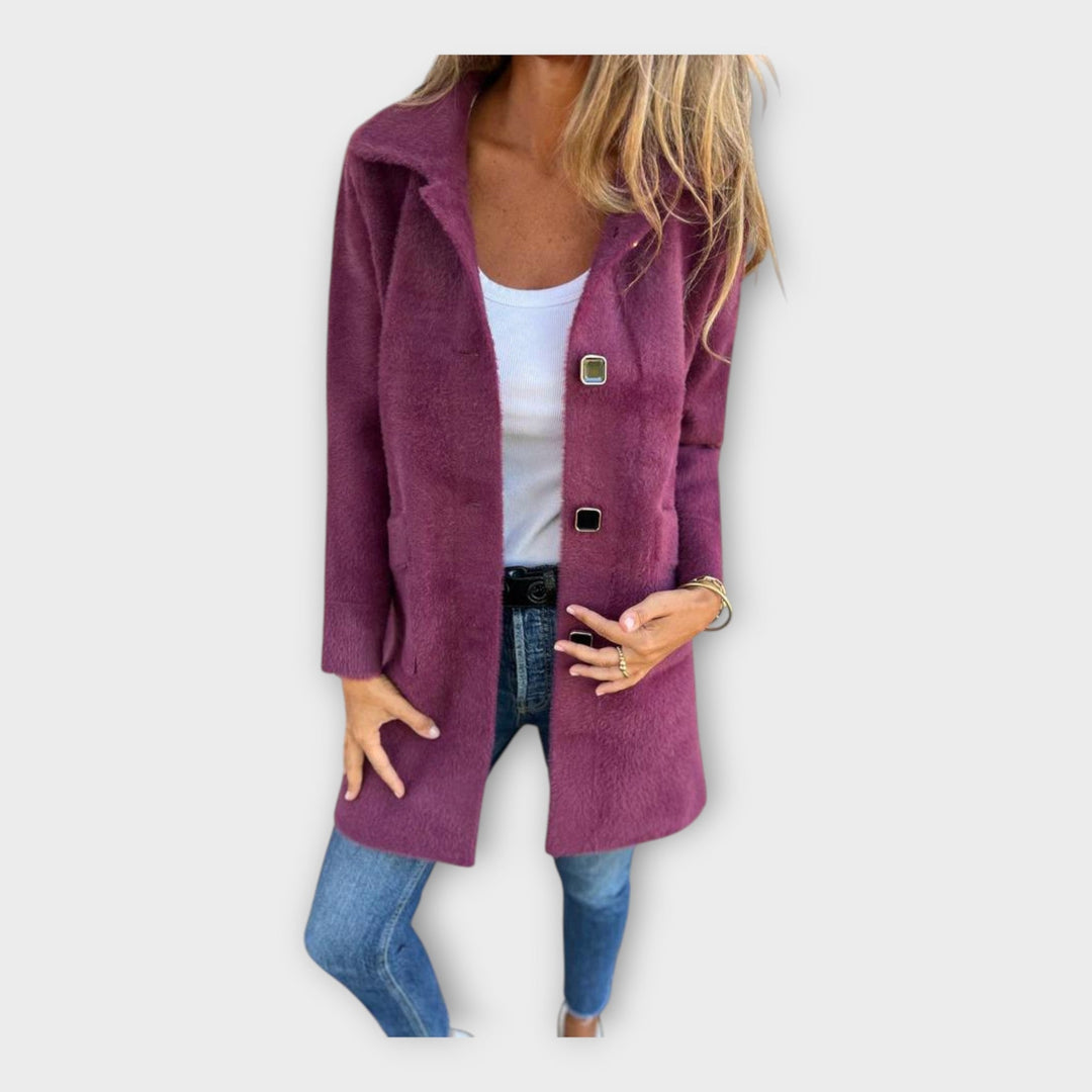 Villane mantel elegantse kinnitusega ja stiilne valik.