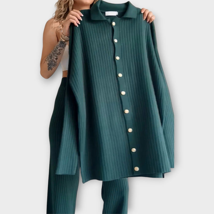 Komplekt elegantsete soonikkoes detailidega.