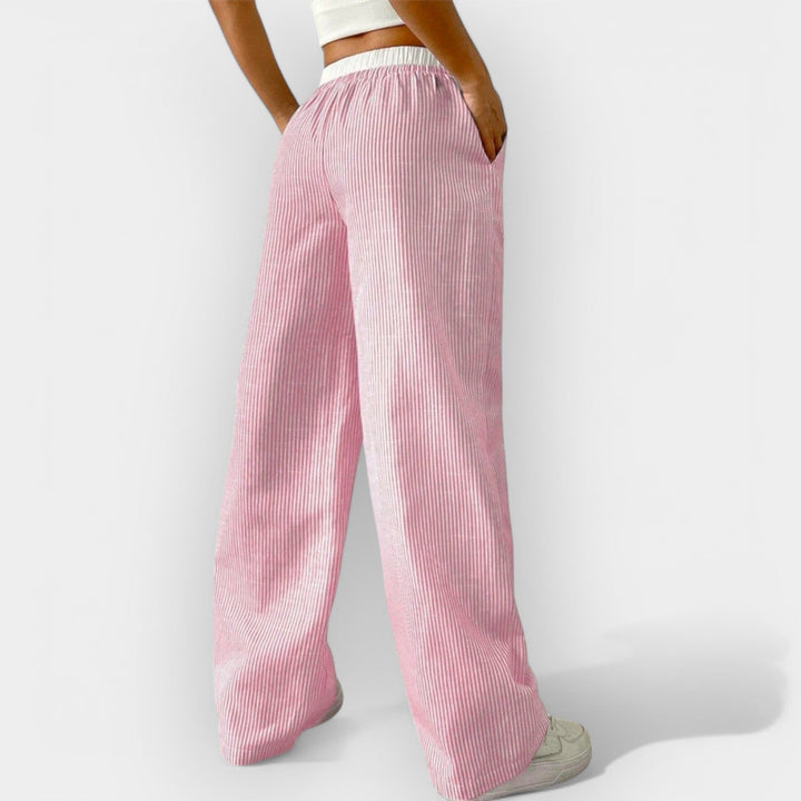 Triibulised püksid laia lõikega mugavuseks.