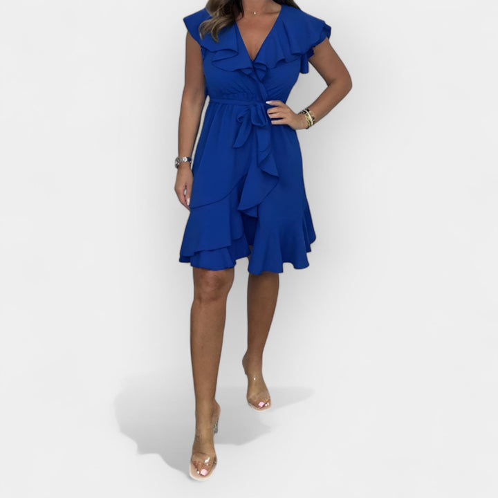 Elegantne kleit naiseliku silueti rõhutamiseks