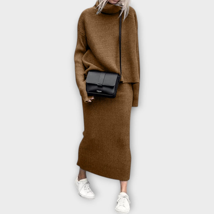 Kootud komplekt kõrge kaelusega ja seelikuga.