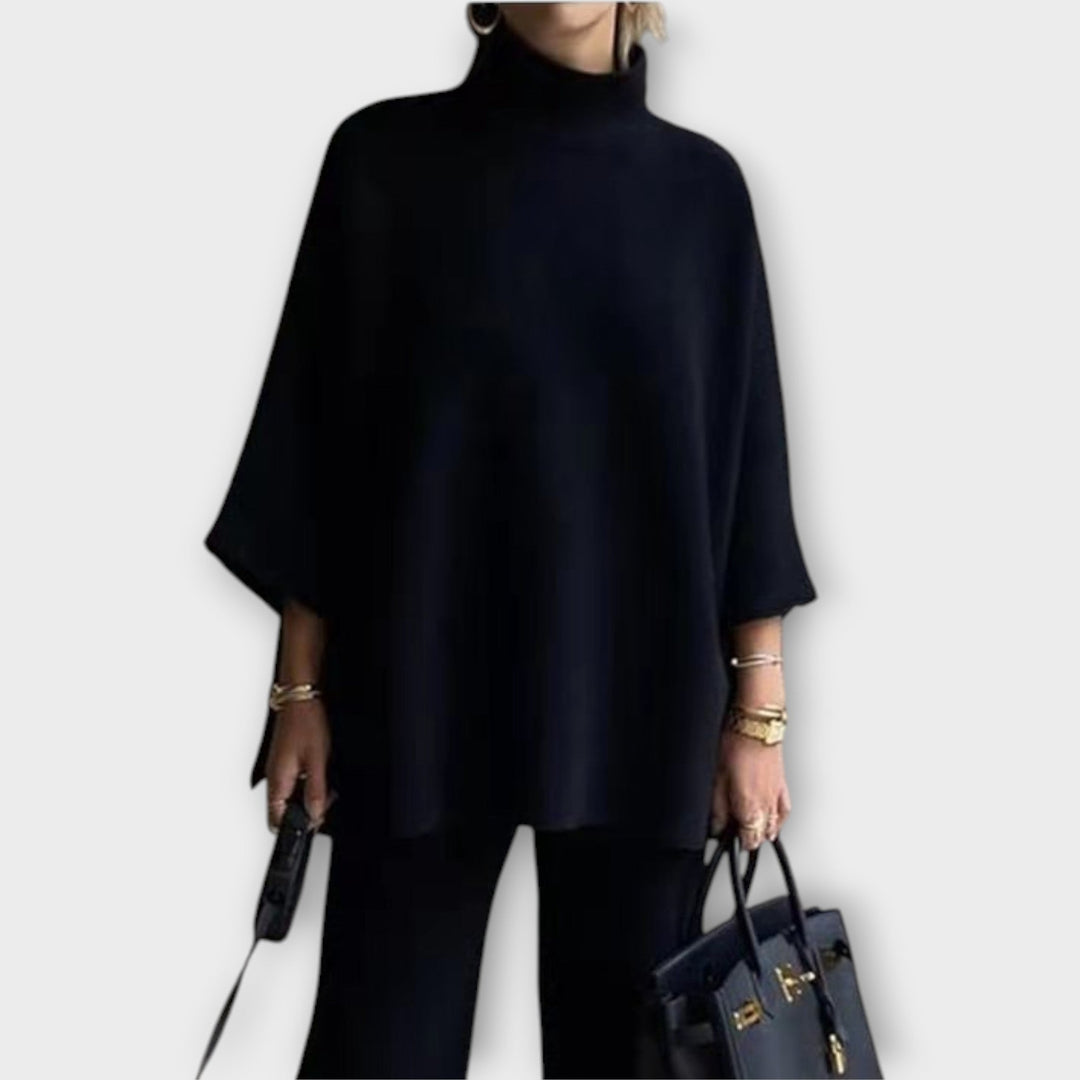 Kootud pluus kõrge kaelusega ja lahtise joonega